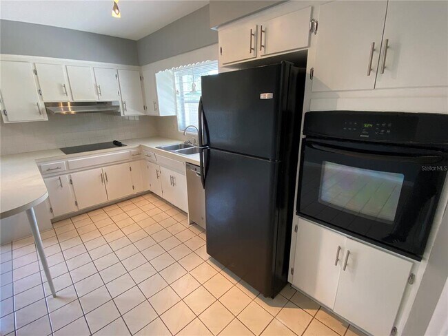 Building Photo - 950 Lakewood Dr