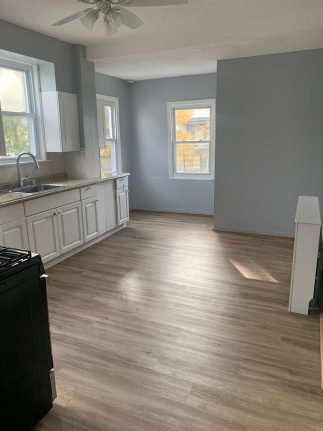 Building Photo - 260 Pacific St