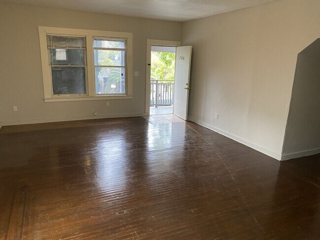Building Photo - Lovely 2 Bedroom, 1 Bath Unit