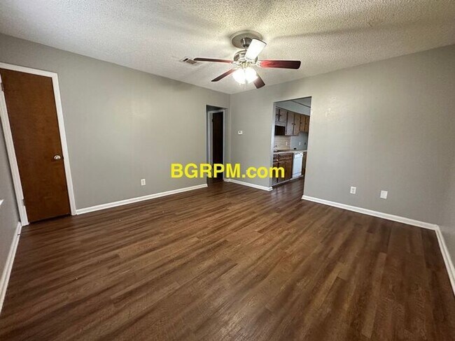 Building Photo - 2 Bd, 1 Ba, duplex in Jacksonville