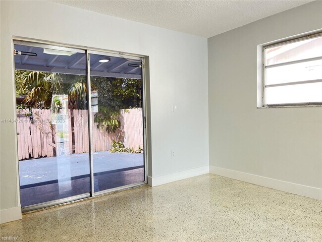 Building Photo - 3 br, 2 bath House - 1432 SW 22nd Ave # 1432