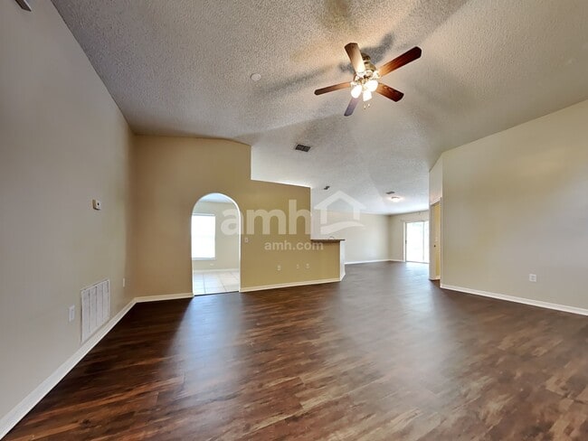 Foto del edificio - 70 Reeding Ridge Dr W