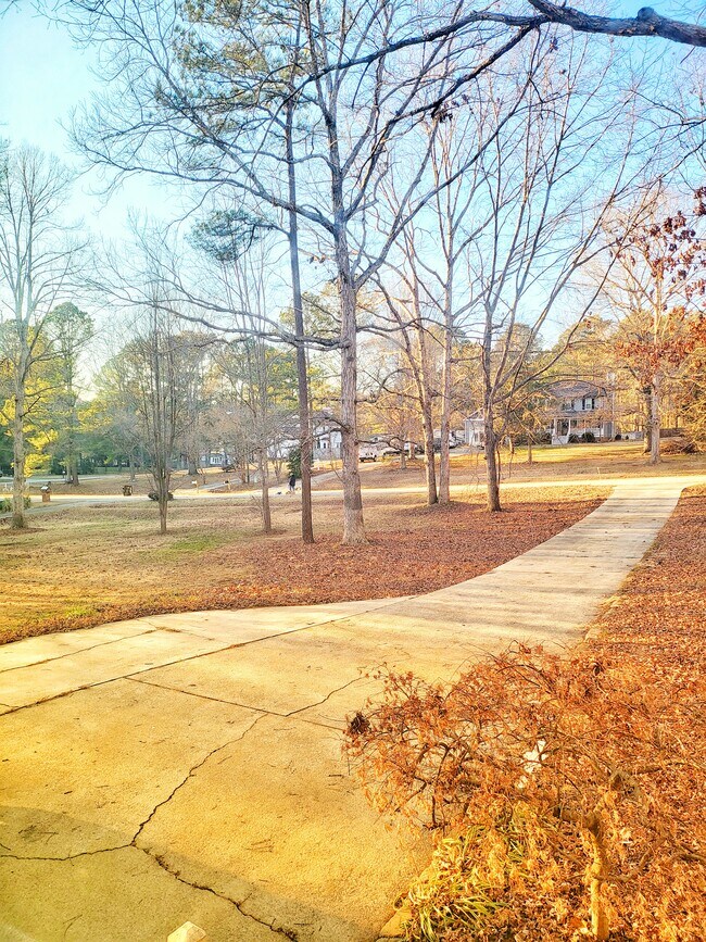 Building Photo - 2305 Whispering Pines Dr