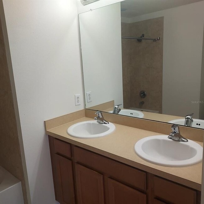 Foto del edificio - 6723 Holly Heath Dr