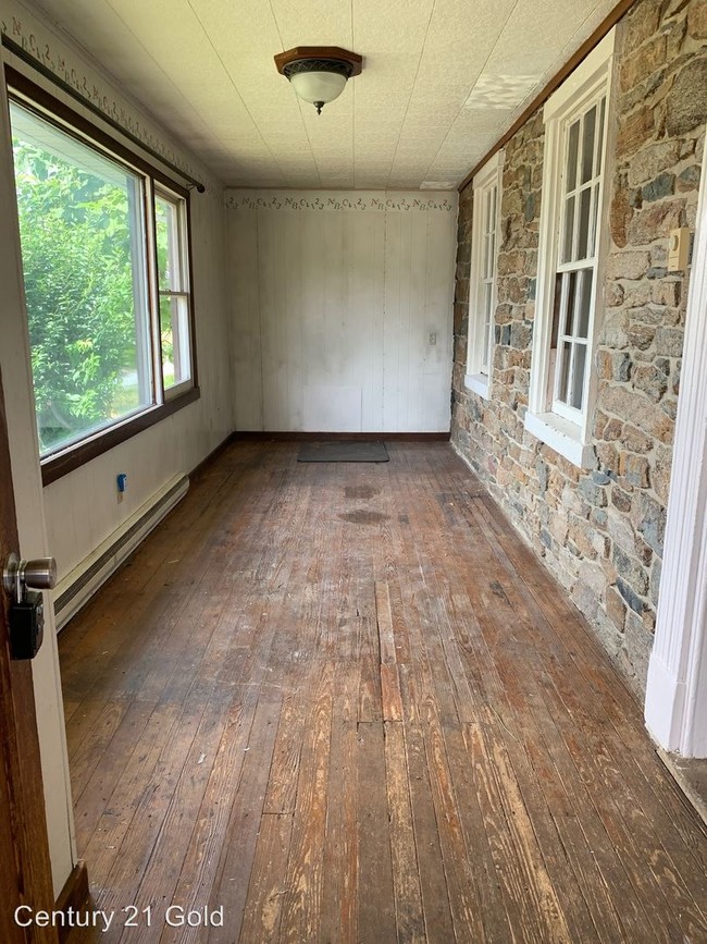 Building Photo - 3 br, 1 bath House - 571 Huff Church Rd