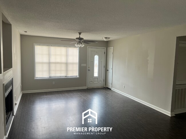 Foto del edificio - Charming 3BR/2BA Home in Huntsville | Hardwood Floors, Fireplace & 2-Car Garage