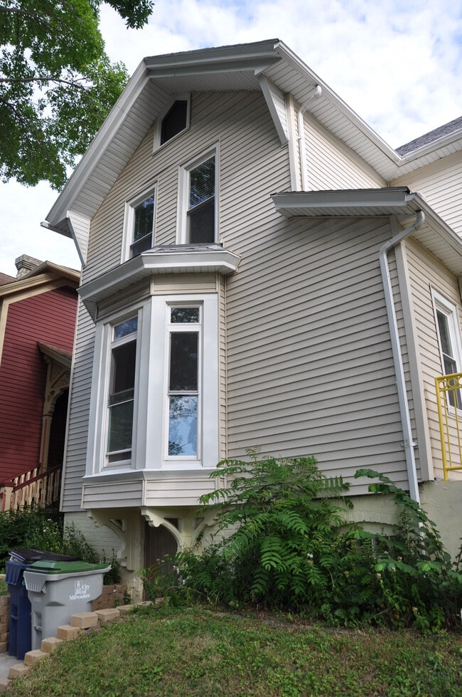 Building Photo - 1124 E Lyon St