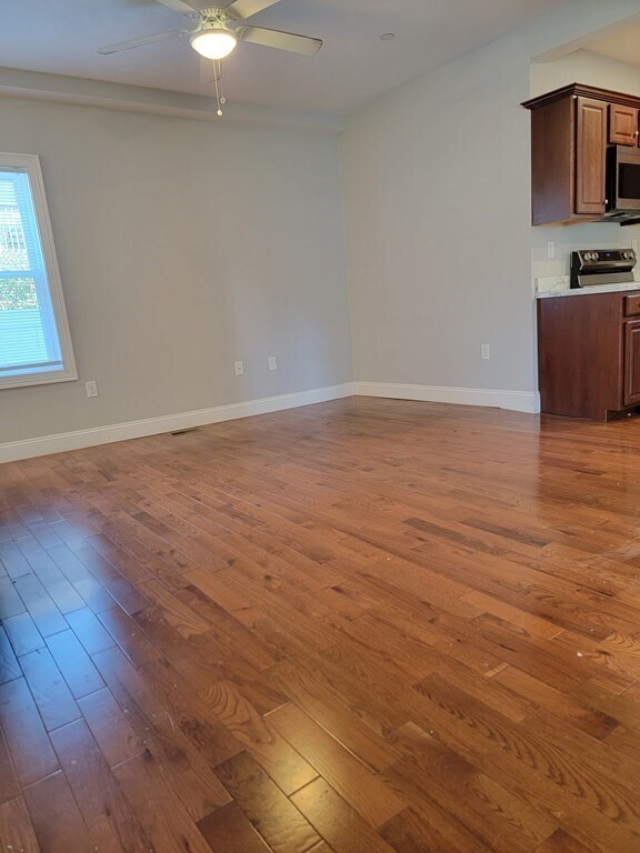 Building Photo - 946 Warren Ave