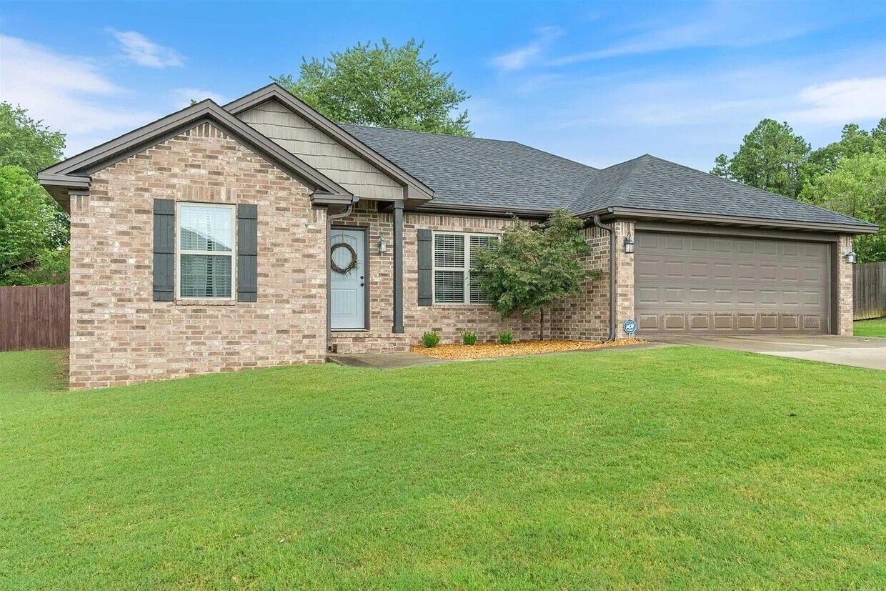Foto principal - Charming 3-Bedroom Home in Searcy, AR – Sp...