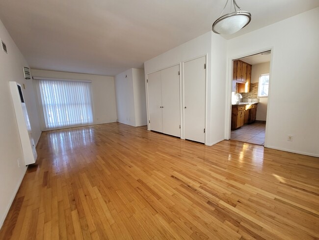 Building Photo - 2364 Walgrove Ave