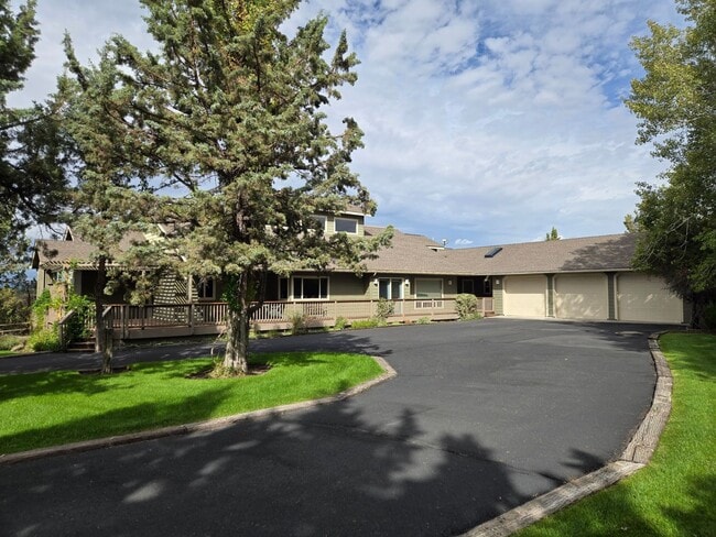 Building Photo - Stunning Views, Executive Home in Equestri...