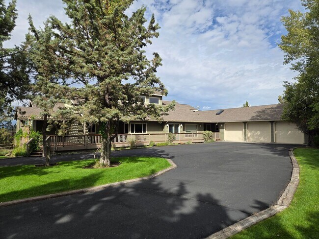 Foto del edificio - Stunning Views, Executive Home in Equestrian Meadows Redmond