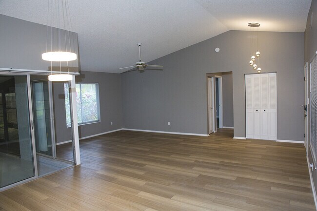 Building Photo - Tanglewood 28444