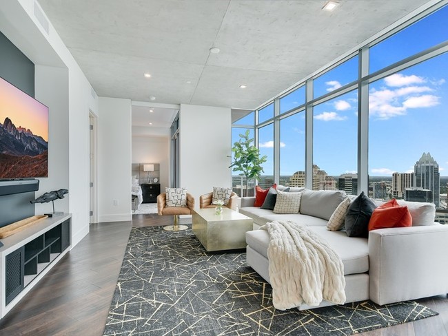 Building Photo - Luxury Condo For Lease