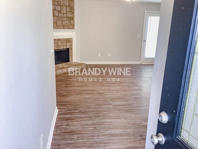 Building Photo - One month FREE RENT!!