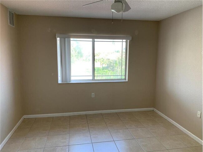 Building Photo - 231 SW Palm Dr