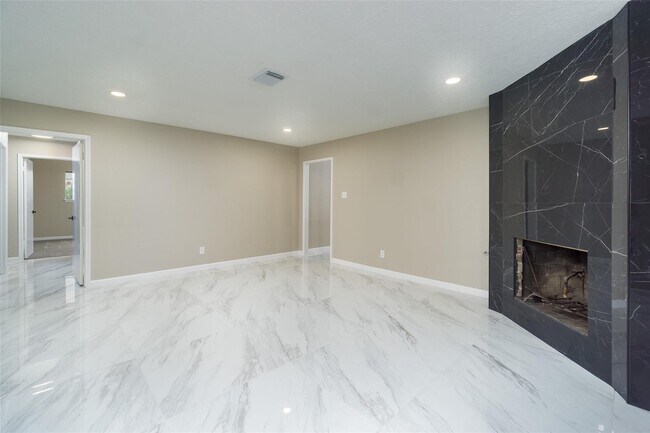 Building Photo - 16450 Parksley Dr