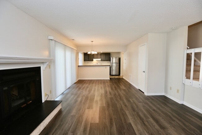 Building Photo - Updated & Ready 08-07-25! Charming Condo i...