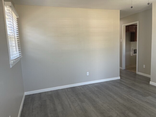 Foto del edificio - 1708 E 2nd St