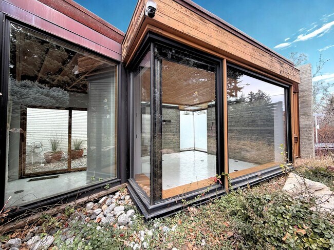 Foto del edificio - 5 Bedrooms | 3 Bathrooms | 3,601 Sq Ft | 13,000 Sq Ft Corner Lot | 3-Car Garage