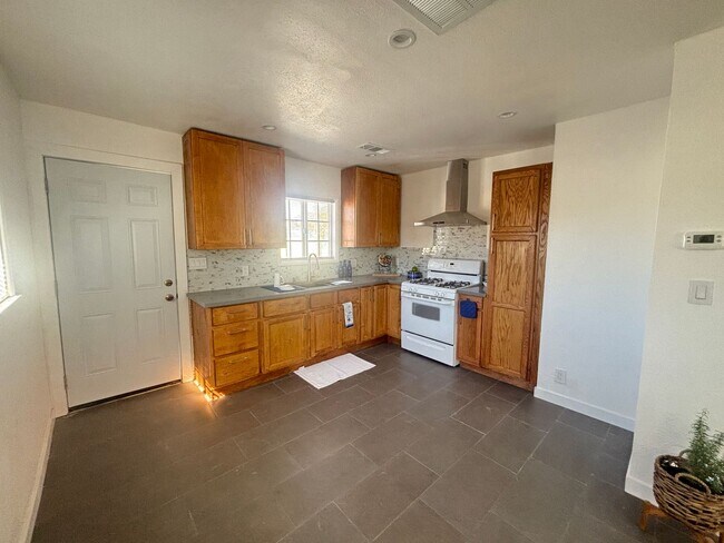 Foto del edificio - West Lancaster Single Story Detached Triplex