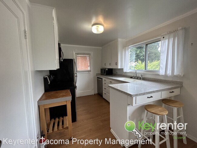Building Photo - 3 br, 1 bath House - 130 Regents Blvd