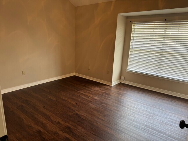 Master bedroom - 15261 Jones Creek Village Ave