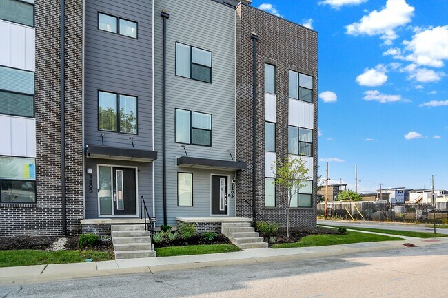 Building Photo - 1303 Deloss St