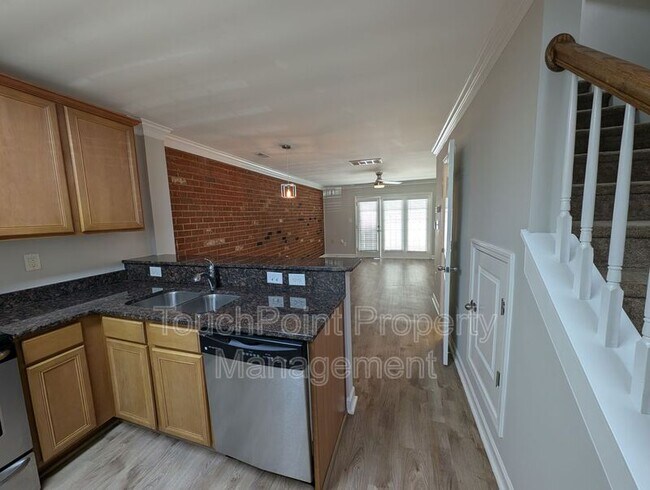 Foto del edificio - 1215 Green Oaks Ln