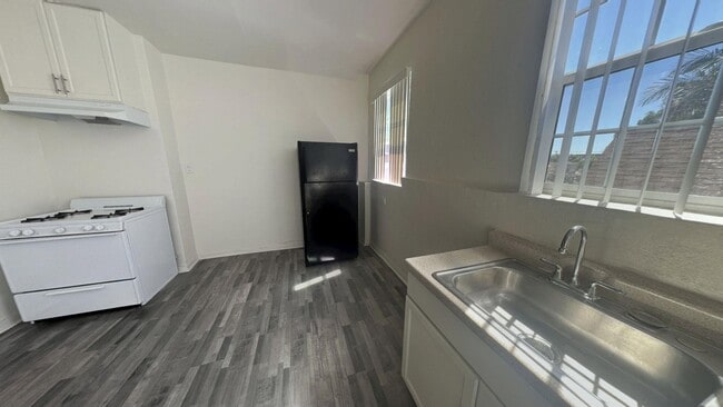 Interior Photo - 405 Soto.