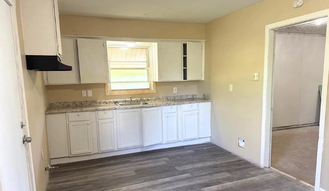 Building Photo - 2406 Sunny Dr