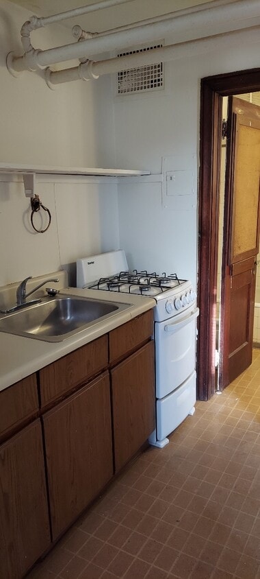 Kitchen - 404 N Huron St