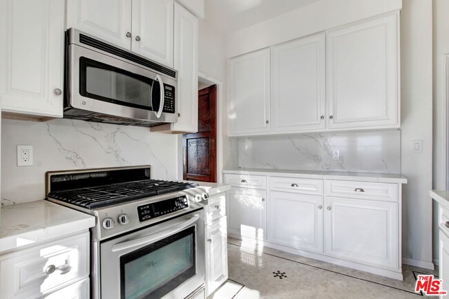Foto del edificio - 1360 Crescent Heights Blvd