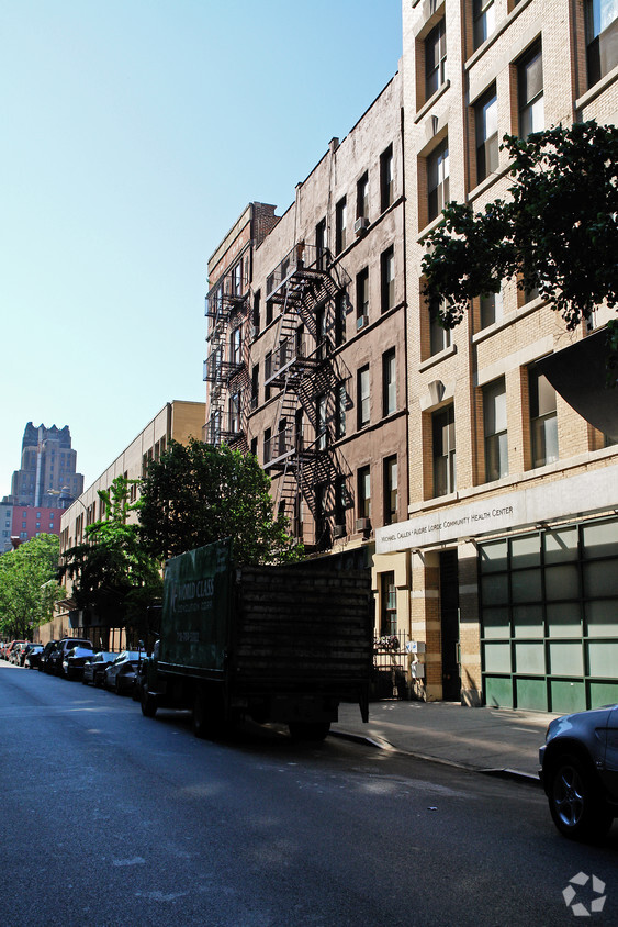 352 - 354 W 18th St - 352-354 W 18th St