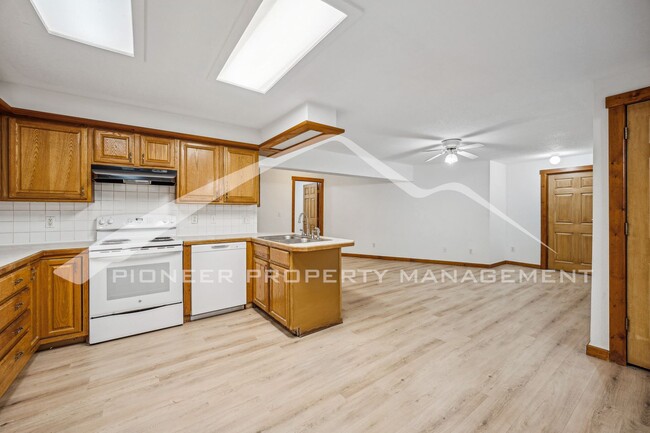 Foto del edificio - Spacious Basement Unit with Washer/Dryer a...