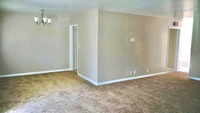 Foto del edificio - 3 bed 2 bath House with 2-Car Garage -- COMING SOON !!!