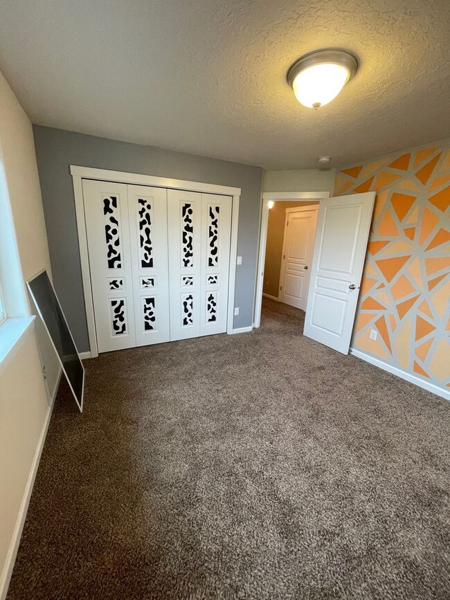 Building Photo - Managers Special; 50% off Move in rent! Be...