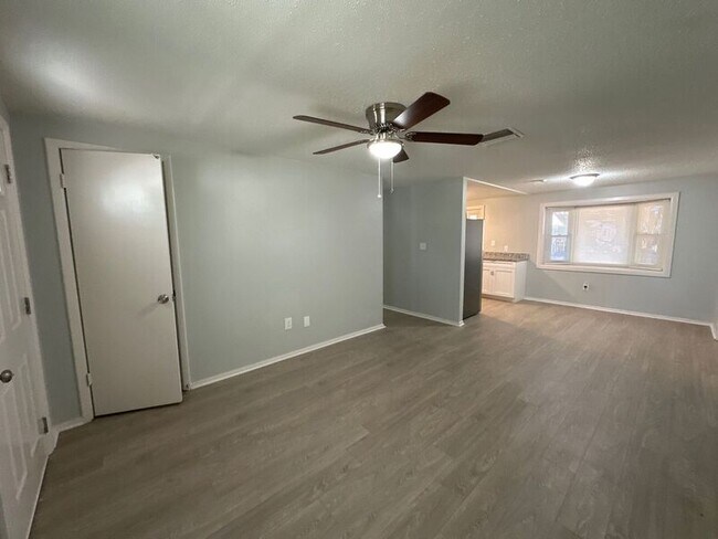 Building Photo - 1025 Jadewood Ave