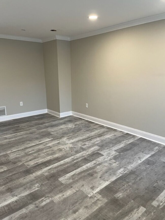Building Photo - Charming renovated townhouse close to down...