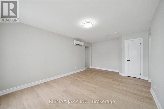 Building Photo - 251 Simcoe St S