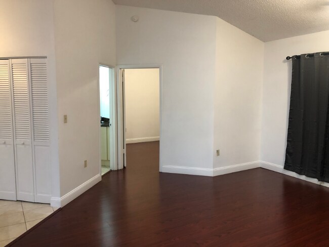 Building Photo - 2550 SW 18th Terrace