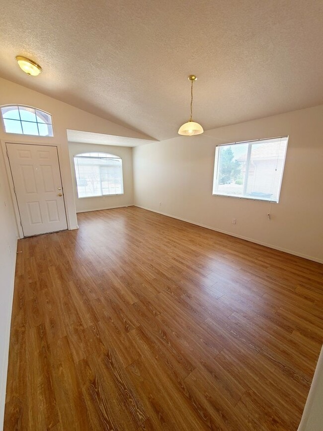 Building Photo - 3  bed, 2.5  bath 2,300  sq ft in the Huning Ranch.