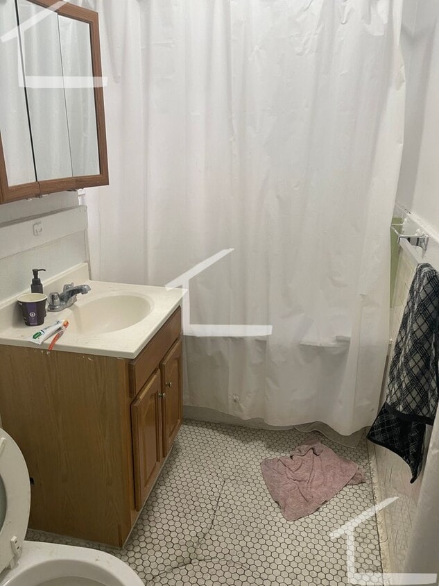 Primary Photo - Clean and Spacious Studio Hardwood, Bay wi...