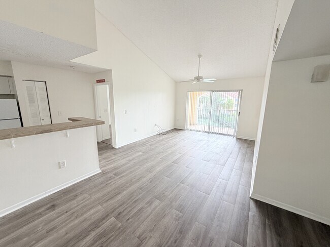 Foto del edificio - 1749 Village Blvd