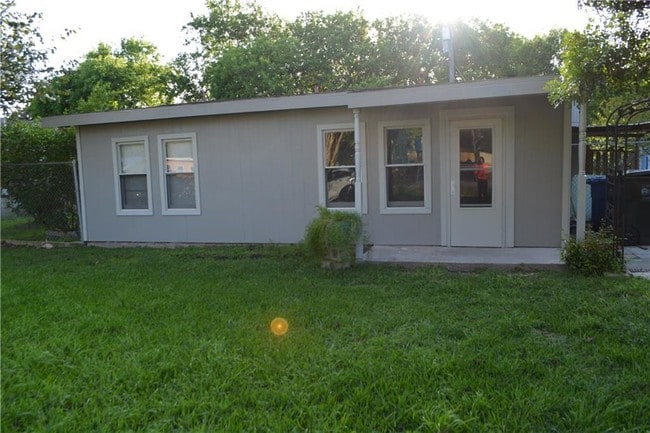 Building Photo - 2725 Deer St