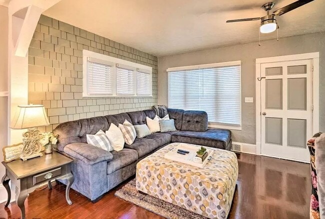 Foto del edificio - 325 W Spring St