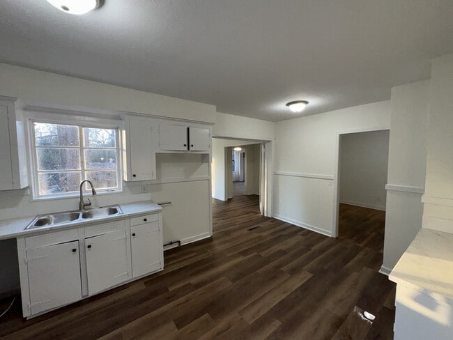 Building Photo - 3147 Shirley Dr