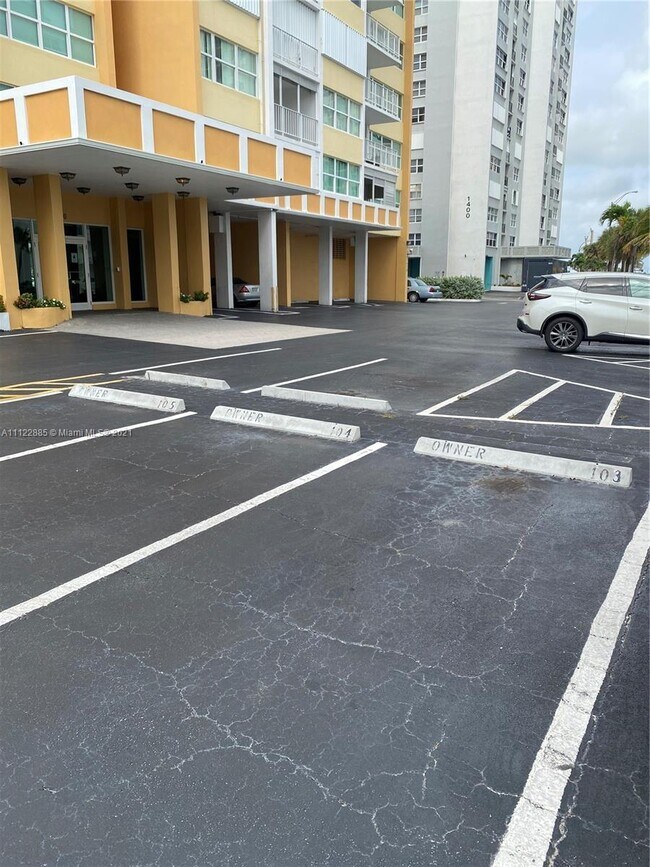 Building Photo - 1410 S Ocean Dr