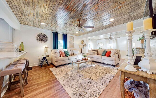 Foto del edificio - Furnished Stunning Trussville Farmhouse