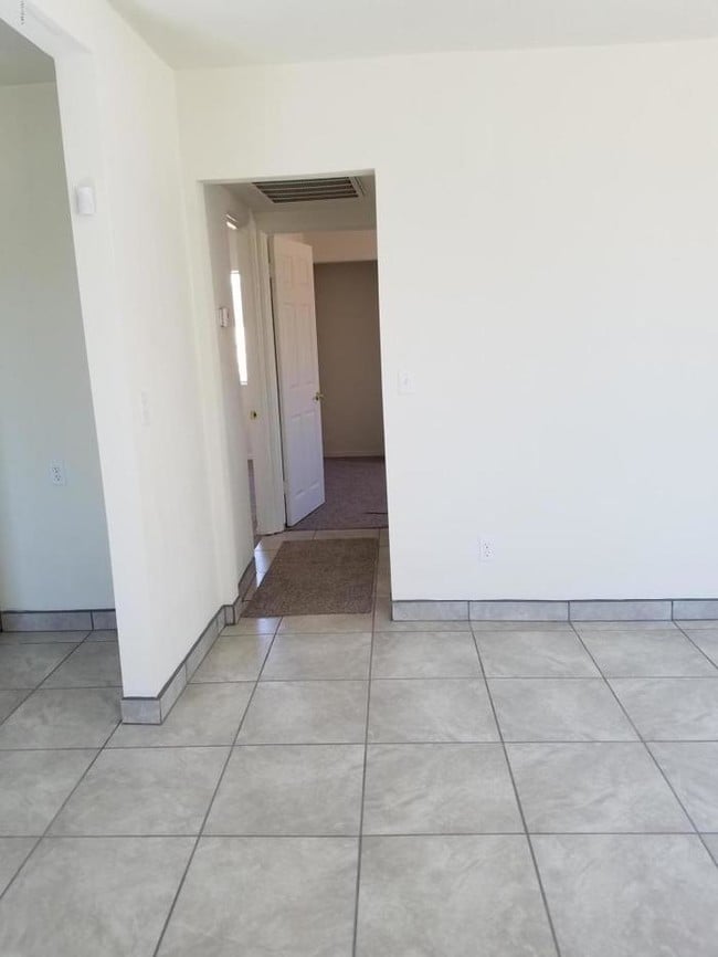 Building Photo - 2 Bed House at 27th Avenue and Thomas